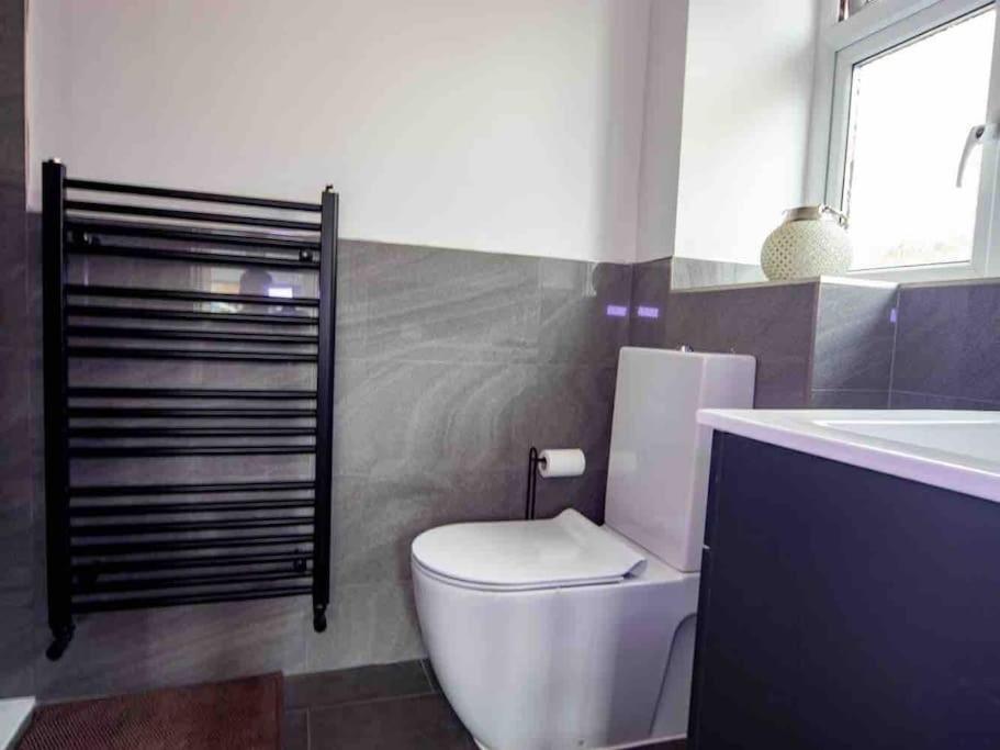 1 Bedroom Self Contained Apartment In Christchurch Winkton Eksteriør billede