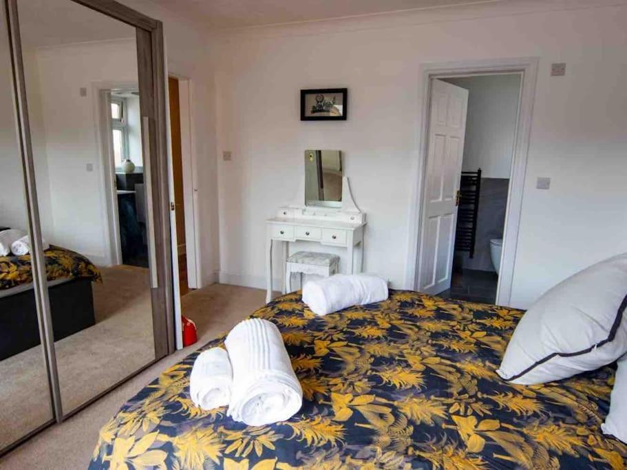 1 Bedroom Self Contained Apartment In Christchurch Winkton Eksteriør billede